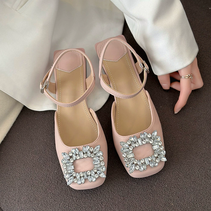Половина шлепанца со стразами, женская летняя мода, носящая 2024 новые неглубокие каблуки с квадратной головкой, а затем пустые матовые сандалии