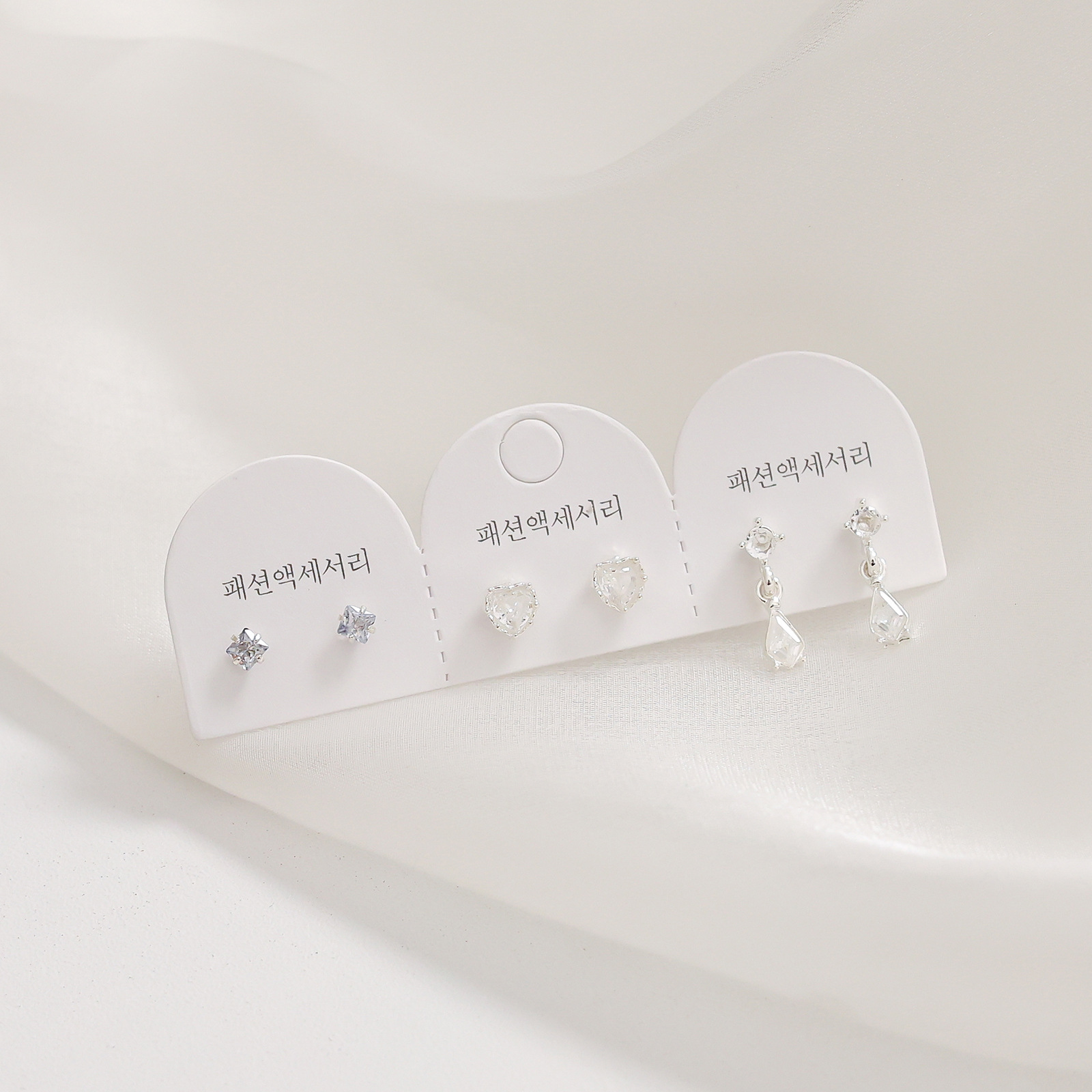 Juego de pendientes de aguja plateados, sencillos y compactos para mujer, pendientes geométricos en forma de corazón, bonitos, dulces y versátiles, venta al por mayor para puestos de mercado