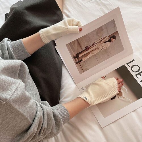 Glamorous gloves, winter essential, post-apocalyptic style, half-finger shell warming, trendy gloves