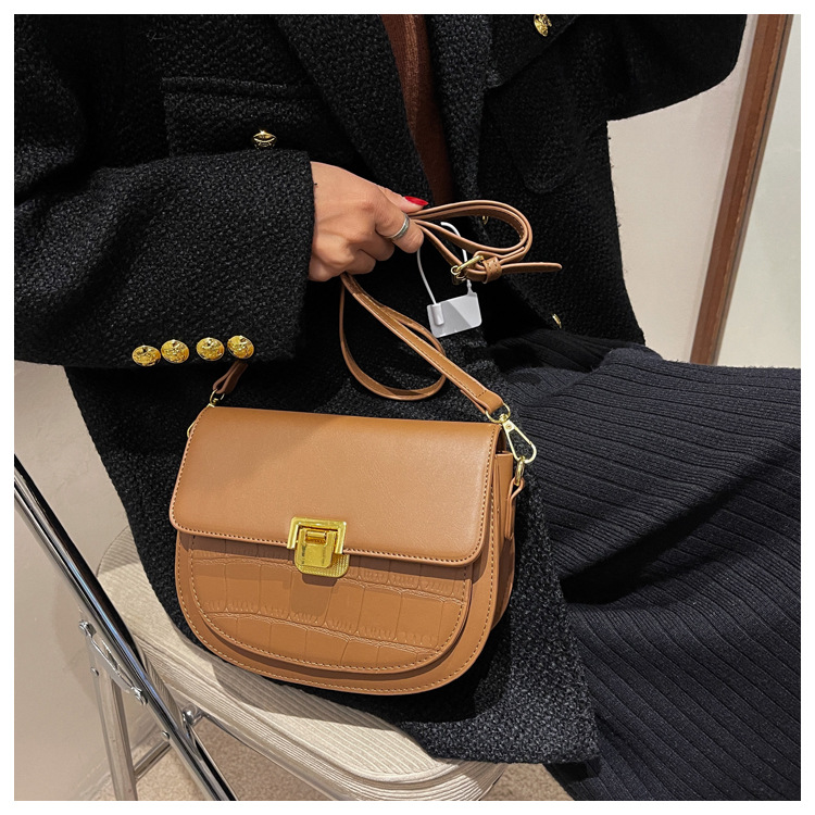 Autumn And Winter 2021 New Trendy Messenger Bag Retro Fashion Shoulder Saddle Bag display picture 7