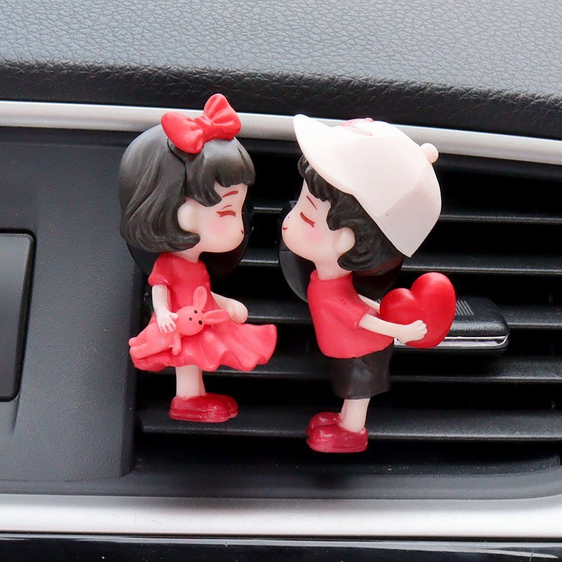 車の香水のかわいいエアコンの噴出口は漫画の自動車の薄い香りをつけて車の上のカップルの置物の風口を飾って飾ります。|undefined