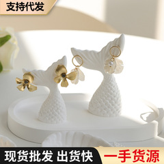 創意的なイヤリングの展示棚の白い石膏の置物の宝石のトレーのカウンターのアクセサリーの陳列写真の展示道具