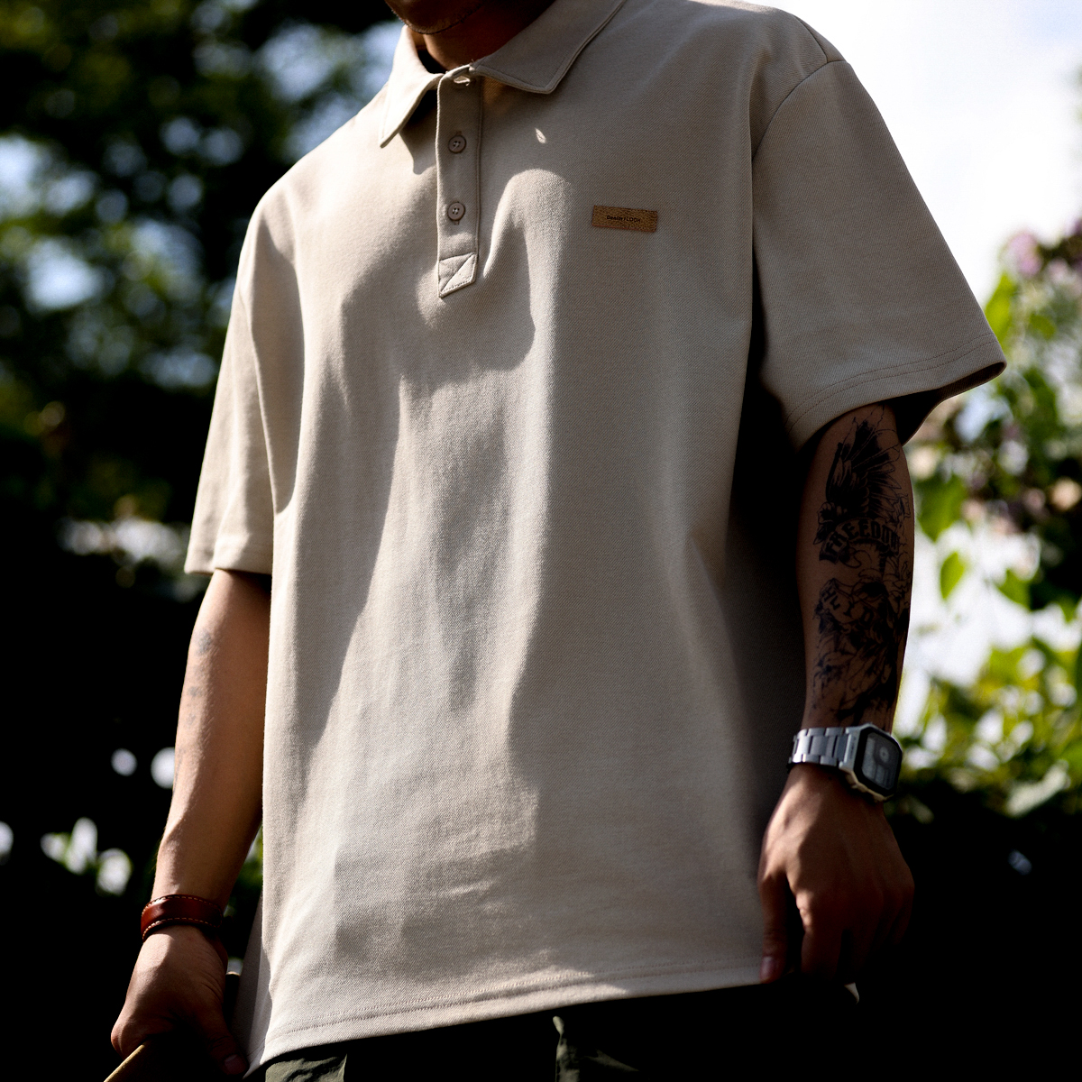 Camiseta POLO de punto con cuello en V y manga corta para hombre, estilo empresarial texturizado con cuello vuelto, camiseta de seda helada de verano, seda helada de secado rápido a la moda al por mayor.