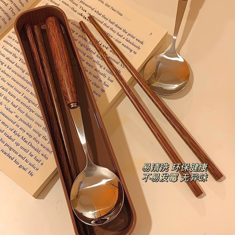 キャラメルカラーのウェンジウッド！学生向けの持ち運び可能な食器セットを備えた円筒形の木製ハンドルの箸とスプーン|undefined