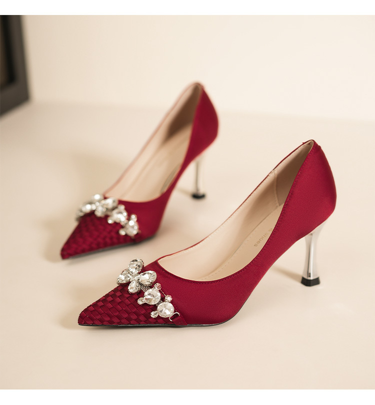 7666-5 Escarpins ultra hauts à motif écossais en cristal de style coréen, décolletés sur les côtés, ornés de perles et de métal._voghion.com