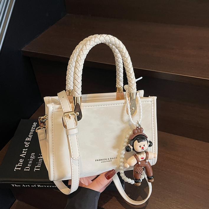 Bolso cuadrado pequeño de mano popular transfronterizo para mujer 2025 nuevo bolso de hombro casual simple bolso de mensajero de moda de alta gama