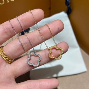 18K Gold Au750 Color Gold K White Cut Out Four-Leaf Pendant Inlaid with Moissanite Accessible Luxury Versatile Valentine's Day Gift Giving