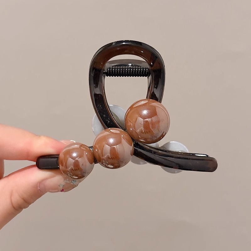 Elegante temperamento de perlas clip de cabello de tiburón clip de cabello de tamaño medio para mujeres 2025 nuevo estilo detrás de la cabeza de alta sensibilidad adornamiento para el cabello