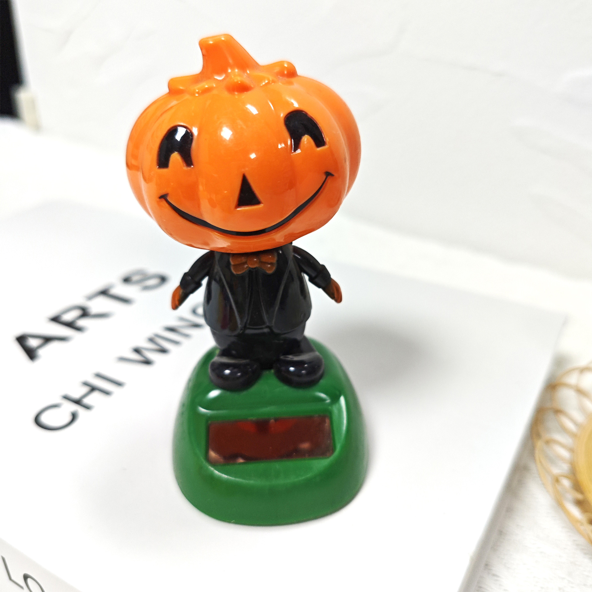 Venta caliente transfronteriza solar Halloween esqueleto bruja coche fantasma sacudiendo automáticamente la cabeza decoración interior del coche se puede vender al por mayor