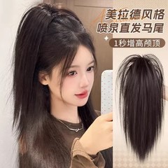 滝のポニーテールのかつらの女性はクリップ式の美ラードの風をつかんで自然にシミュレーションします。