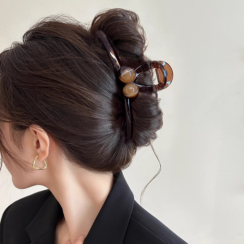 Un sentimiento de alta calidad de tamaño super grande clip de tiburón para el cabello más clip de cabello para mujeres 2025 nueva cabeza posterior retró perlas agarrar clip de cabello