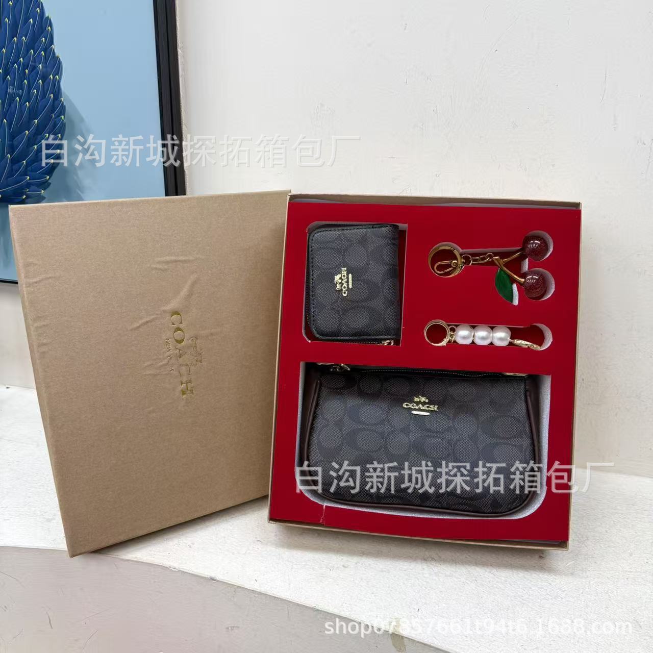 Transfronterizo paquete de bolsas de mano de damas 2025 nueva moda impresa bolsa de cambio llaveros caja de regalo universal