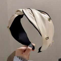 顔の大きいカチューシャの女性に適しています。