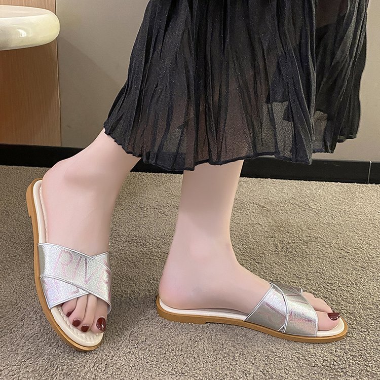 Pantofole da spiaggia di grandi dimensioni all'ingrosso per il commercio estero 2023 Scarpe a nastro in stile coreano di nuova moda estiva Pantofole da donna piatte con una parola_voghion.com