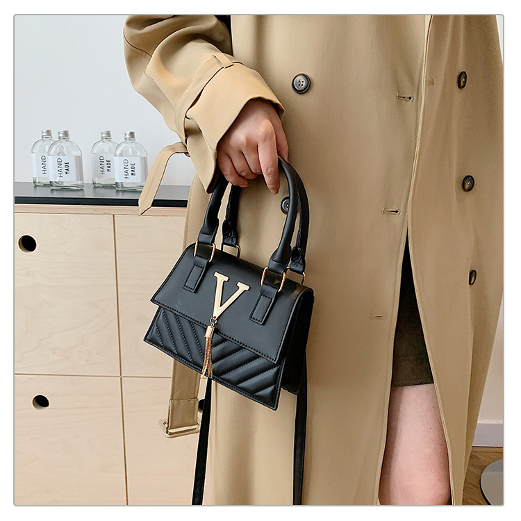 This year, trendy, fashionable and high-quality handbags are in vogue. Women's bags with stylish tassels and unique diagonal patterns are single-shoulder crossbody women's bags undefined
