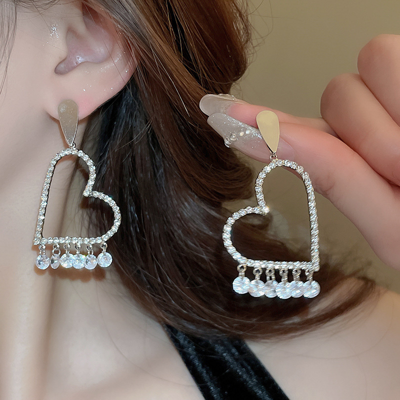 Aguja de plata galvanizada en oro real Pendientes de flores de perlas de súper hadas Pendientes de temperamento de moda Pendientes de alta gama de lujo ligero al por mayor femenino