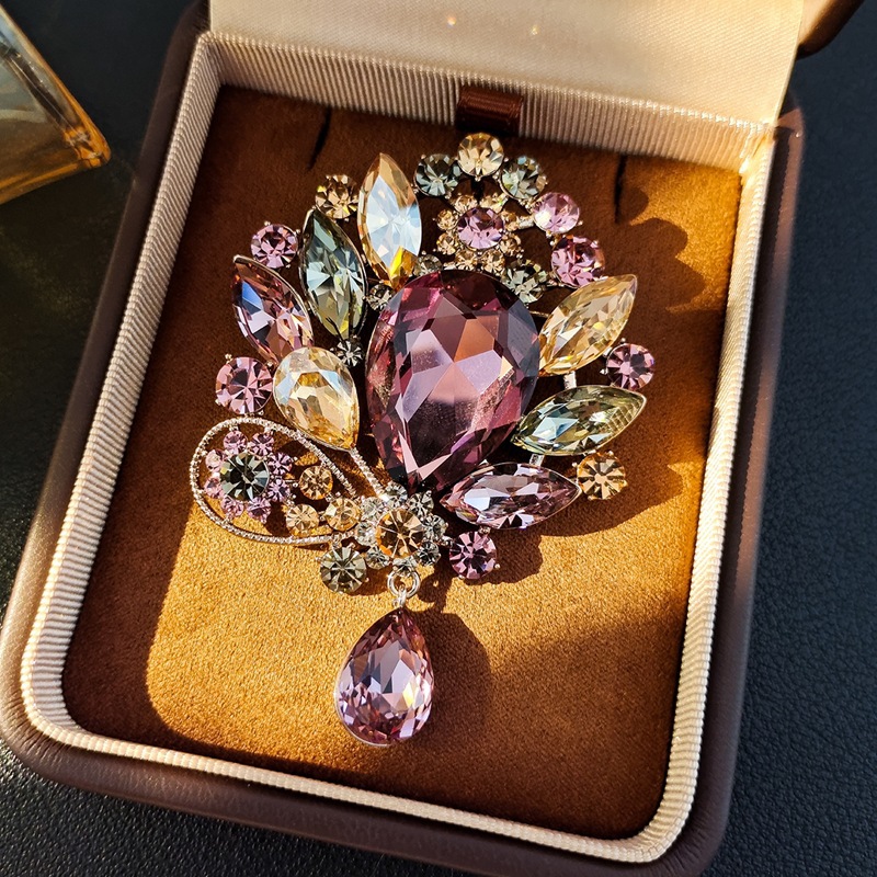 New Palace Style Amethyst Pendant Brooch for Women, Fashionable and Elegant High-End Coat Corsage Accessories Baroque Style