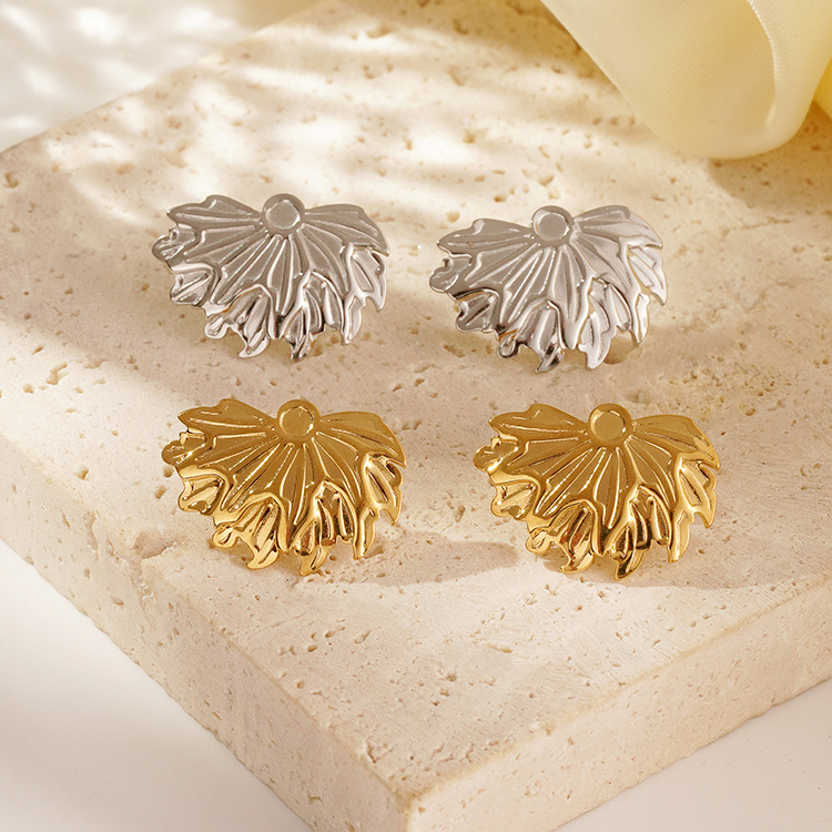 Boucles d'oreilles vintage en forme d'éventail en acier inoxydable plaqué or avec feuille d'érable et mode transfrontalière européenne et américaine_voghion.com