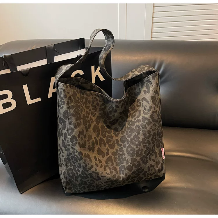 Capacious one-shoulder bag, shoulder bag, city style