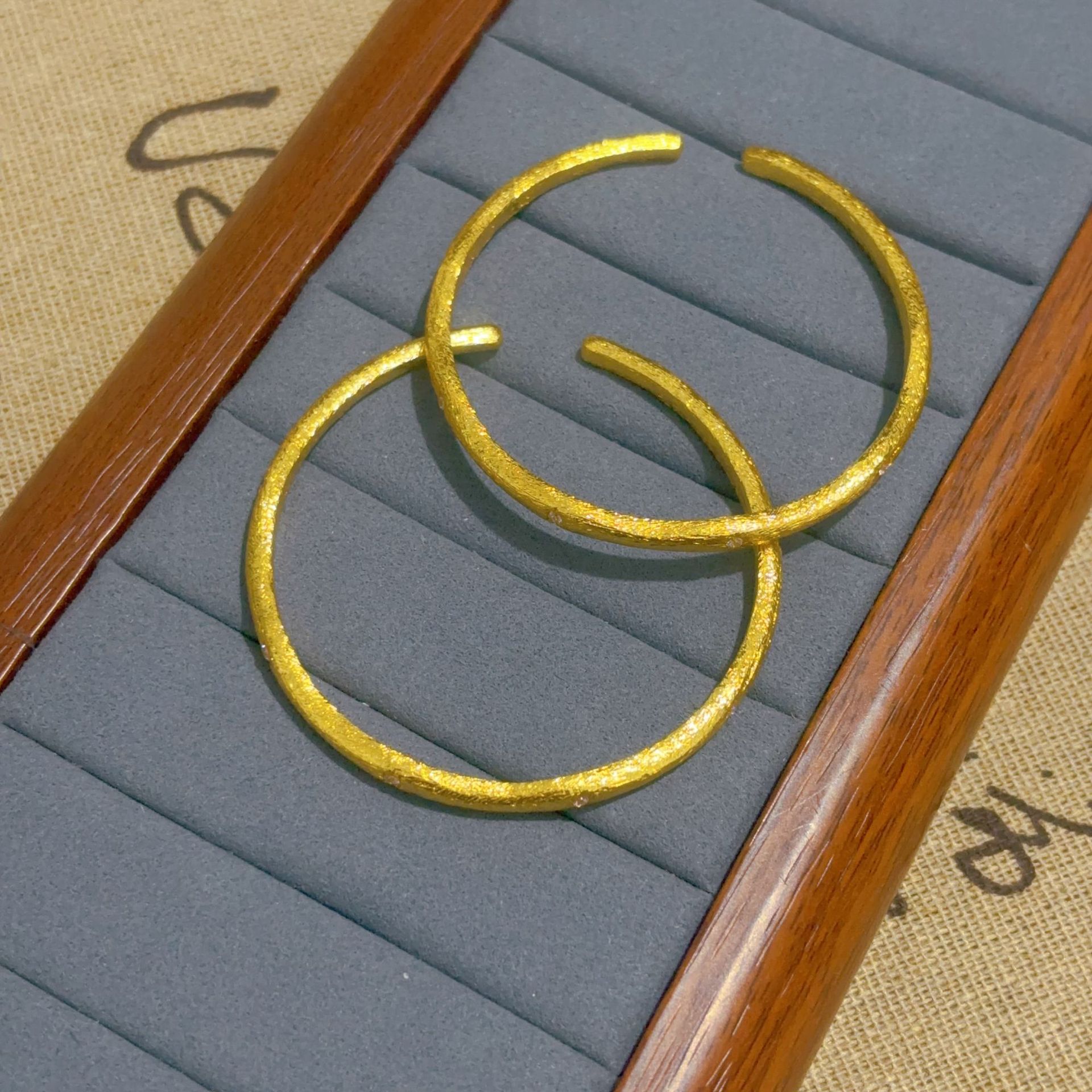 Bracciale in oro sabbia stile cinese bangle intagliato donna_voghion.com
