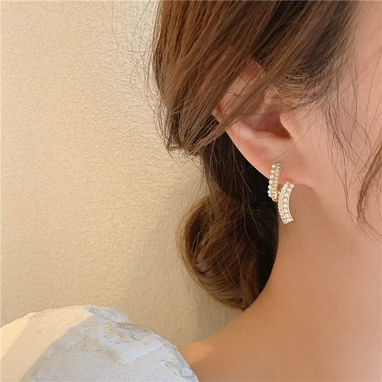 Korean Diamond-studded Pearl Alloy Earrings Wholesale display picture 2