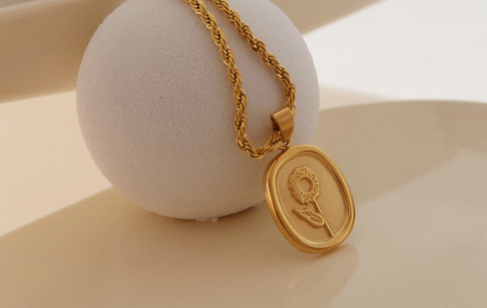 Fashion Oval Coin Rose Pendant 18K Gold Plated Stainless Steel Necklacepicture7