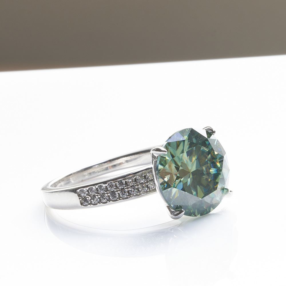 Gran quilate redondo de corte transfronterizo de cinco quilates de color primario anillo de diamante de piedra de moissanita