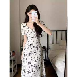 2026款新品法式轻奢惊艳露背连衣裙女短袖碎花长裙子女别致A字裙