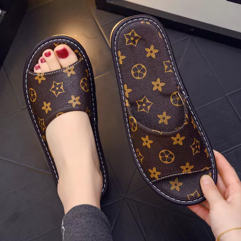 Женские кожаные тапочки для летнего домашнего использования, нескользящие для использования в помещении, для салонов красоты, домашние тапочки известных брендов для пар, мужские летние прохладные тапочки, удобные.