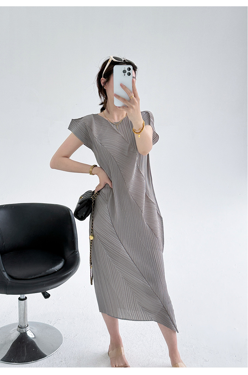 Đầm maxi nữ tay ngắn thiết kế xếp ly Issey Miyake ôm eo — màu đen chi tiết 21