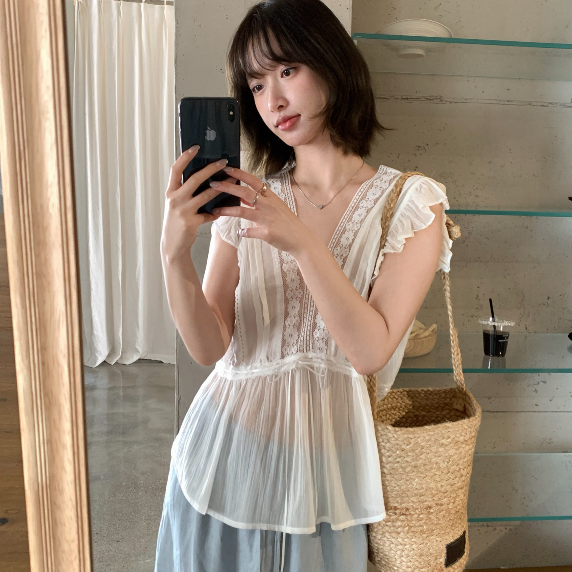 Áo sơ mi nữ cổ V ren hoa xếp tầng thêu hoa tay dài eo thắt dây — Xanh da trờicolor, màu trắng