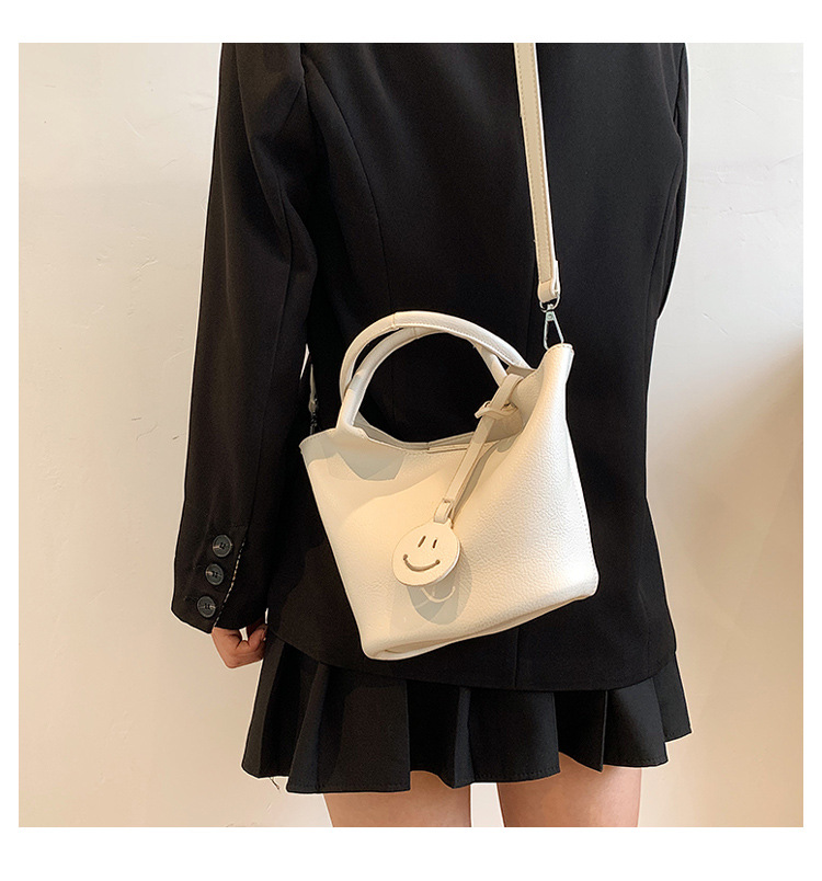 Women's Pu Leather Solid Color Elegant Fashion Soft Surface Bucket Type Magnetic Buckle Crossbody Bag Bucket Bag display picture 5