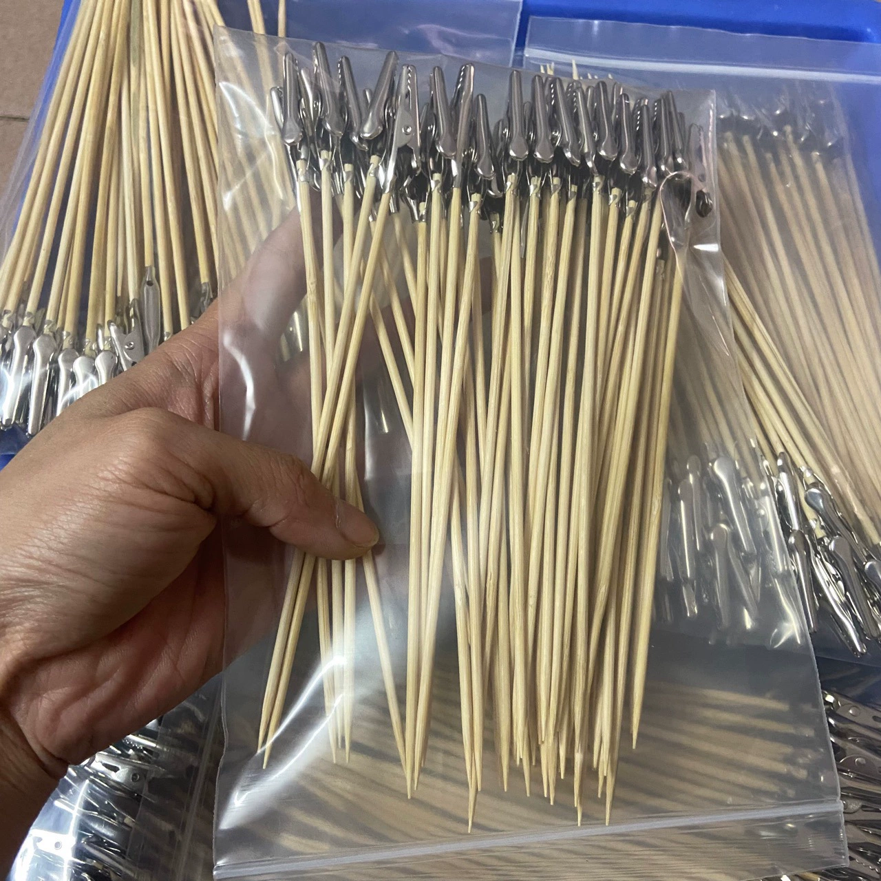 Цветной зажим для крокодила на бамбуковой палочке