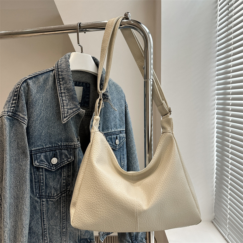 Bolso de axila de cara suave de gran capacidad Bolso especial para mujer 2024 Bolso nuevo estilo Bolso bandolera simple de un solo hombro de color sólido de moda