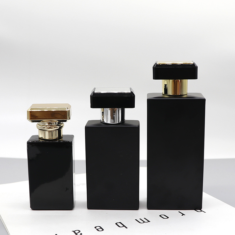 Botella de perfumes de bayonet negra mate botella de pulverización de presión cuadrada botella de cosméticos muestra pequeña botella de embalaje de vidrio botella vacía en stock