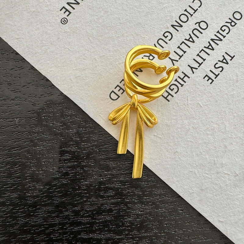 П fashionable ring with zircon?