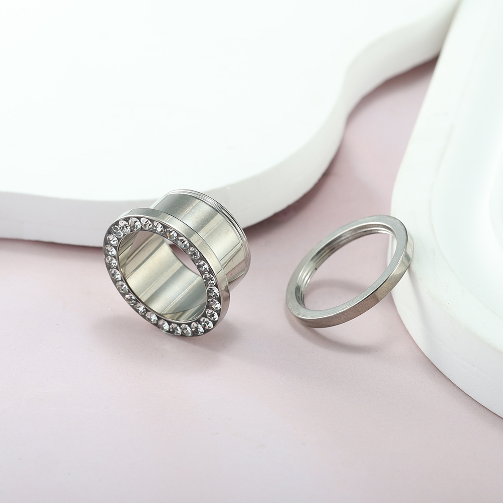 Pointed titanium steel lip stud product view