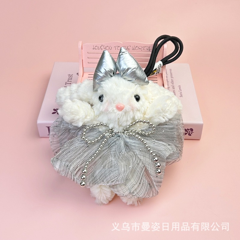 手作りのかわいい耳のウサギのぬいぐるみの少女の心の鍵は長い耳のウサギの王女のスカートの精巧なウサギの包みのペンダントを掛けます。|undefined