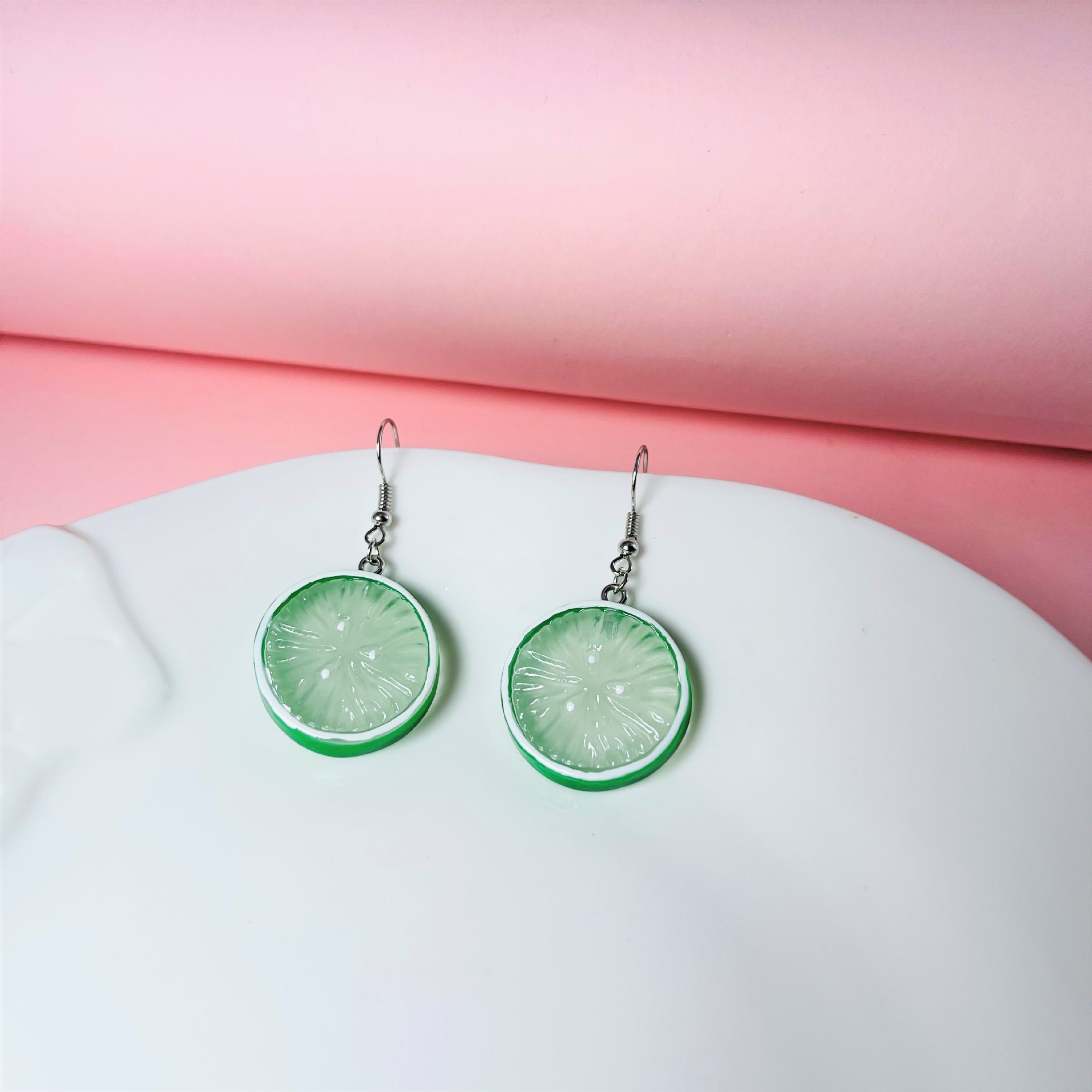 Oversized Sculptural Clear Acrylic Clip-on Earrings With Modern European Design. Hypoallergenic, Tarnish-resistant And Comfortable To Wear. Eye-catchi_voghion.com