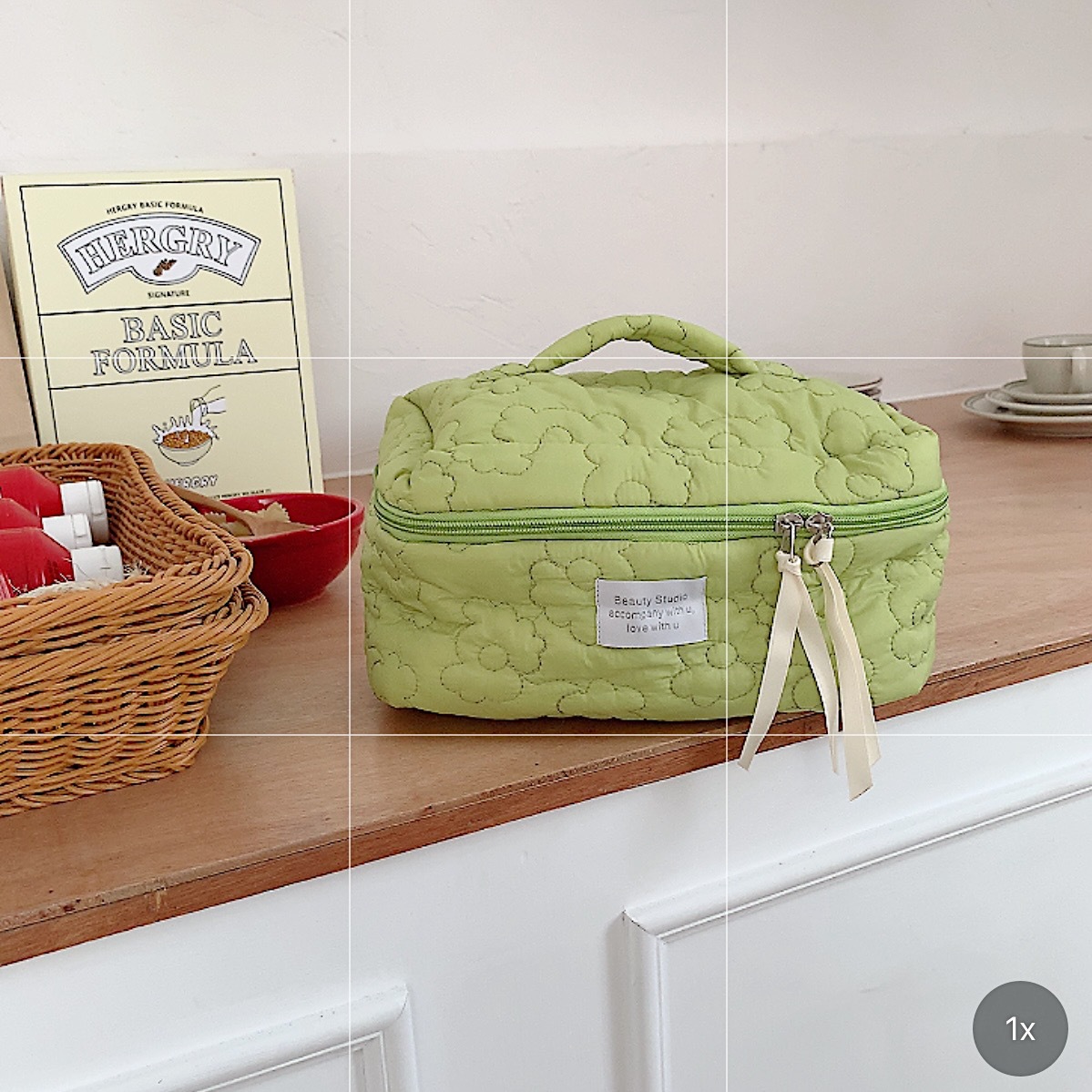 The 2631 Japanese-style fresh color-blocking flower hand-held makeup bag has a large capacity and can be carried hand in hand with a storage bag and a student pen case undefined