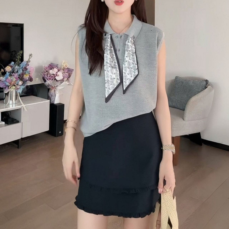 그레이 탑 + 네이비 스커트 (실크 스카프 포함) 슈트가 먼저 배송됩니다