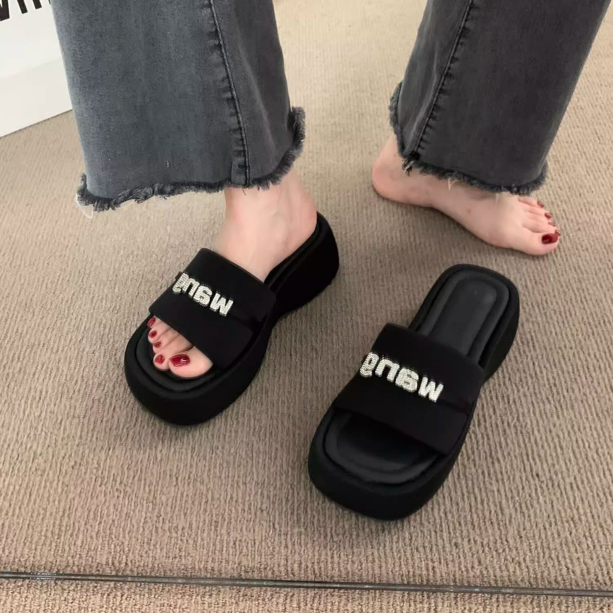 Un poco de alto nivel de sensación de fragancia romana zapatillas con falda zapatillas negras de fondo grueso para mujeres de verano para usar sandalias muffins de viento de noche