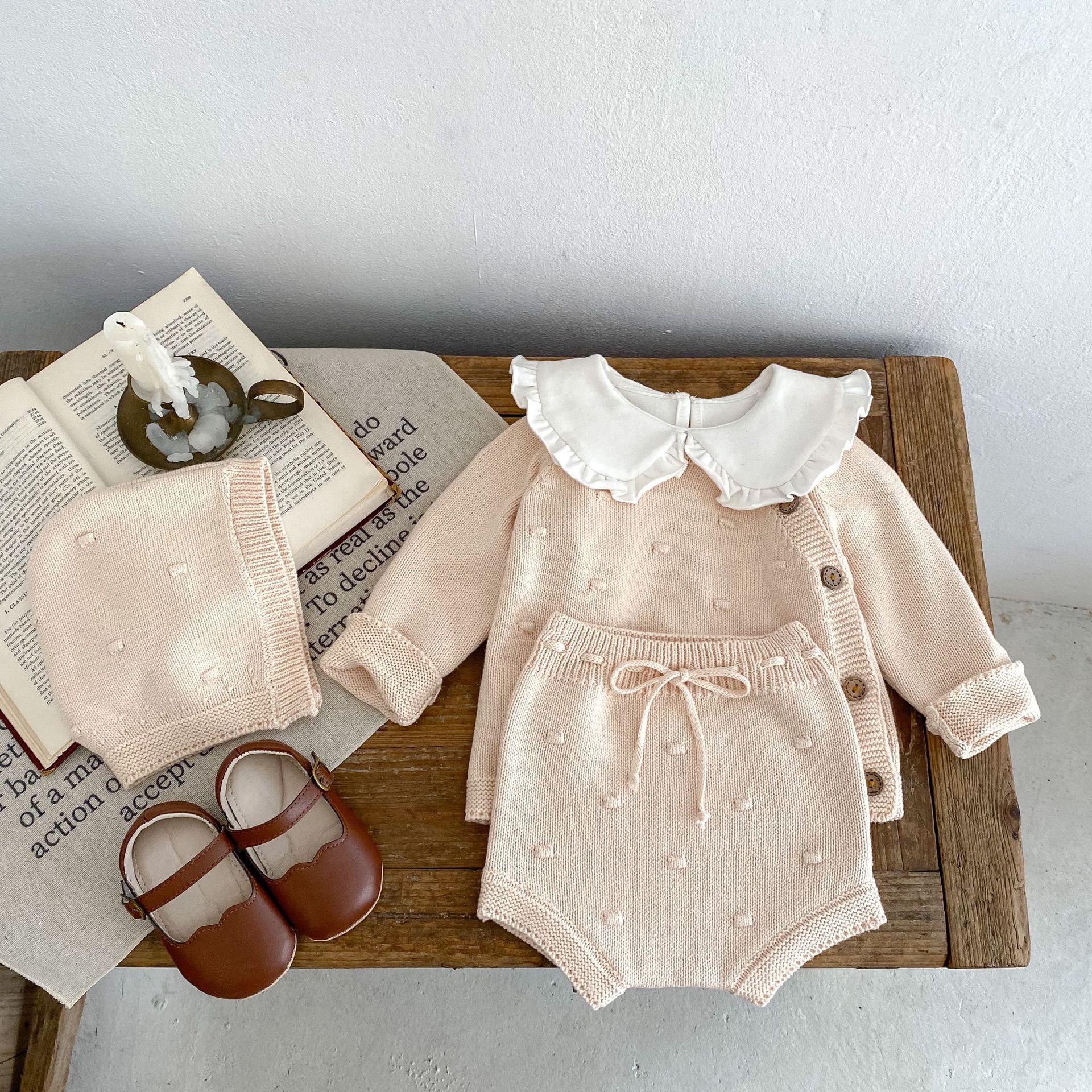 Ins2024 Hierscht Kleeder Puppelcher a Meedchen Baby Dot Haken Blummen Diagonal Front Strickmantel + Shorts + Hutt 3-Stéck Set_voghion.com