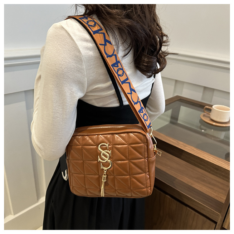 A simple and fashionable single-shoulder women's bag with diamond-shaped embroidery thread in 2024, a fresh and stylish crossbody bag with a trendy and fashionable small square style undefined