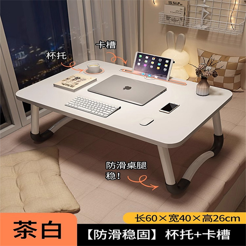 家庭用のノートパソコンの机が窓をはねています。|undefined