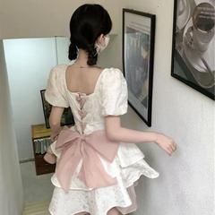 純粋な欲望の甘い風の蝶結びのワンピースの夏の小さい背の蓬蓬のスカートの女性のデザイン感は独特で腰の王女のスカートを収めます。