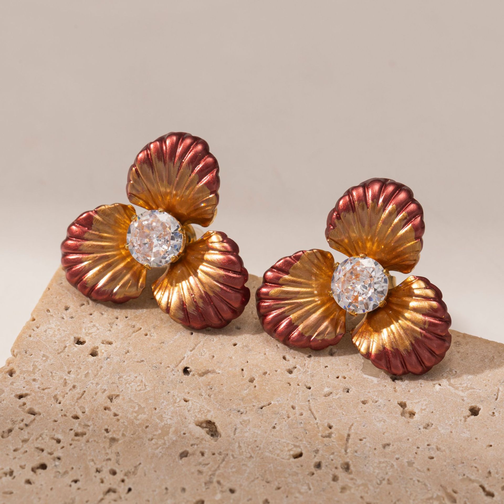 Anillo de acero de titanio europeo y americano de Tena, anillo de perlas de imitación de flores de todo fósforo de alto nivel, joyería transfronteriza para mujer que no se desvanece