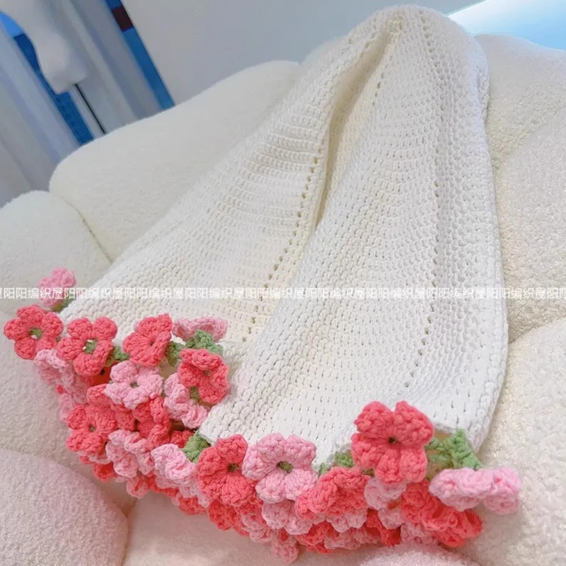 【完成品・在庫あり】ガールフレンドへのギフトとして、手作りの毛糸で編んだバラの花が付いた花束ブランケット完成品|undefined