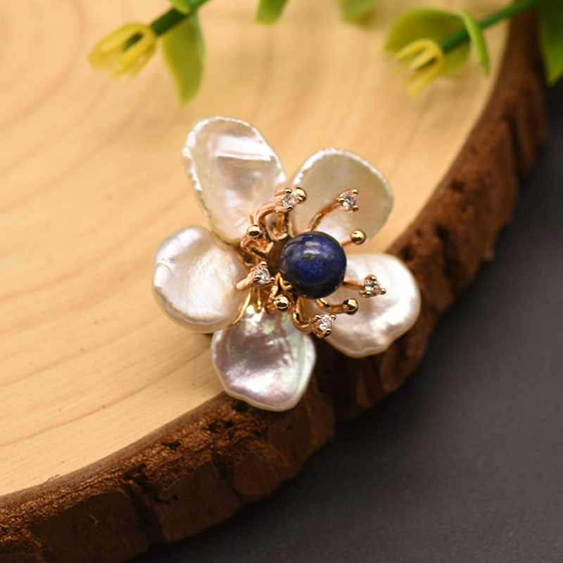 Broche de perlas naturales con borlas de bambú marino y flores, moda de alta gama, redondo y exquisito, broche de perlas estilo Chanel de alta calidad para mujer.