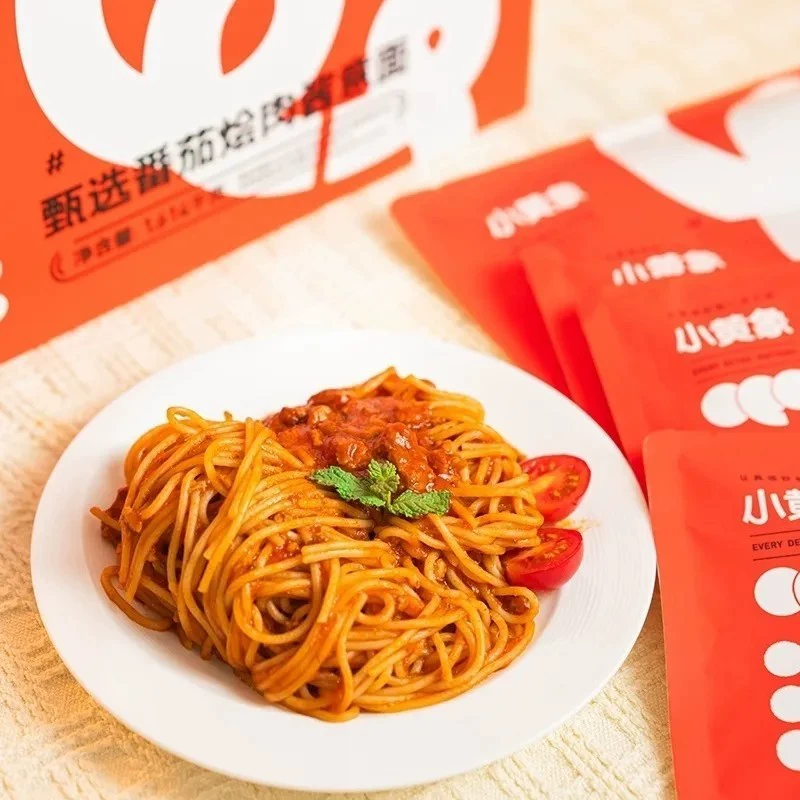 Маленькая желтая макароны Выбор томатной пасты с мясным соусом и мясным соусом